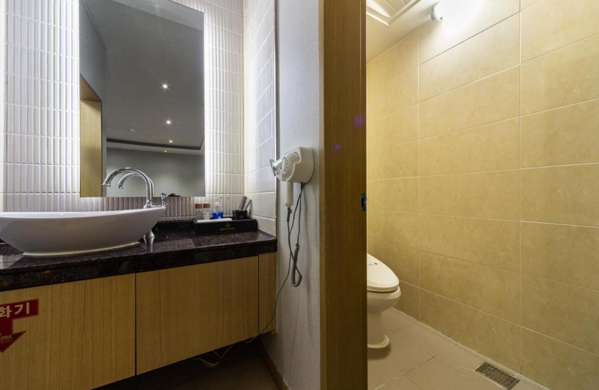 Gallery Hotel Gwangju Metropolitan City Exterior photo